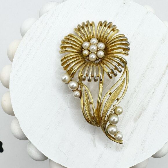 Vintage Lisner Brooch Pin Sunflower Flower Bloom Faux Pearl Gold Tone Estate - Picture 3 of 9